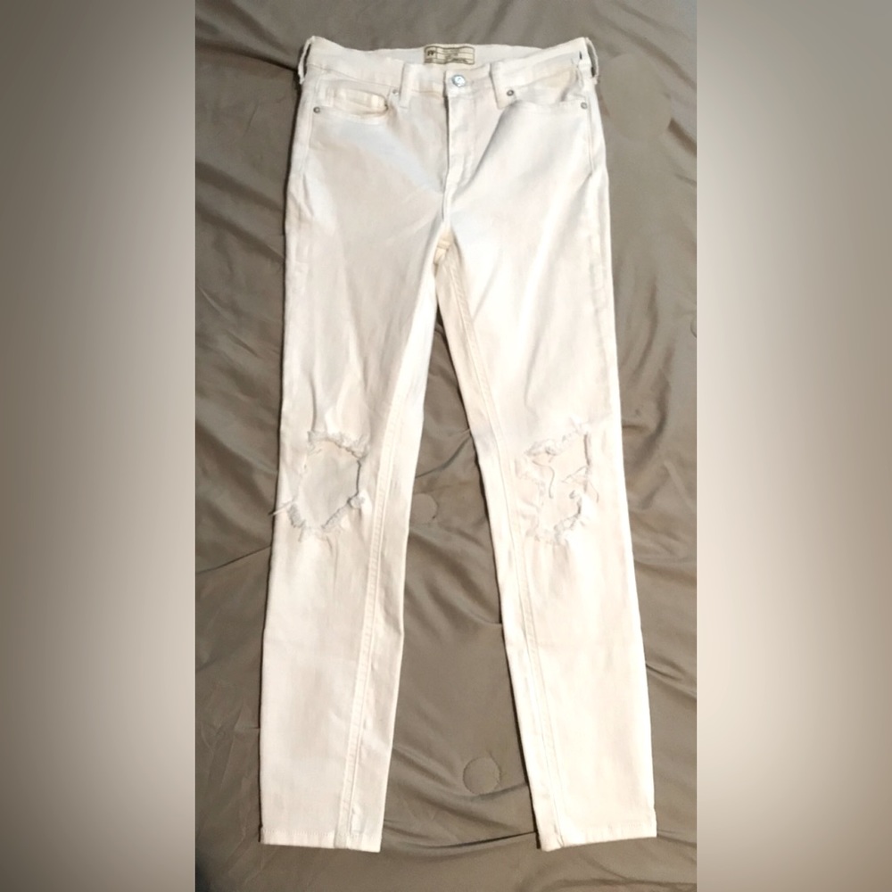 Free People white skinny Jean with rips.